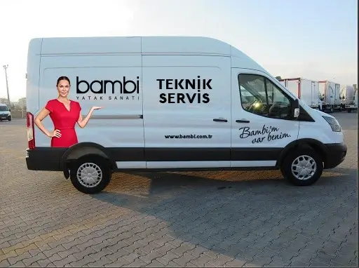 Beyaz kamyonun üzerinde bambi markasının araç giydirme örneği